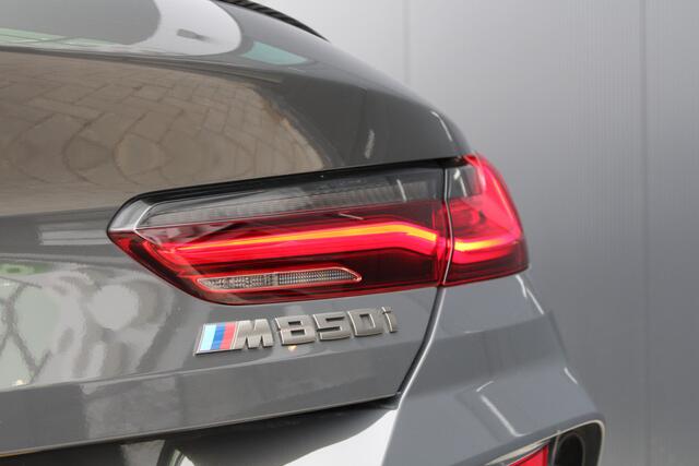 BMW 8-SERIE M850i xDrive High Executive | NAP | B&O | SOFT-CLOSE | HUD | CARBON | 360 | LASER | 4WIELSTURING |