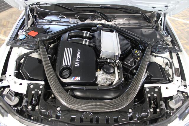 BMW M3 3-serie Competition DCTA | 451 PK | Carbon dak | 20'' breedset | Frozen Brilliant White | Harman/Kardon | Nederlandse auto | Head-up display | 360 camera | Memory stoelen | Bomvolle M3 |