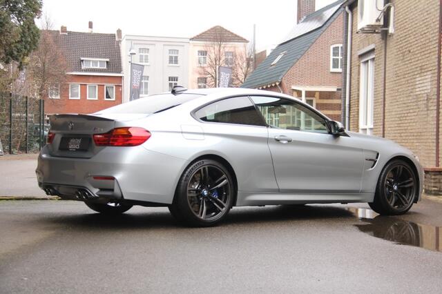 BMW M4 / Nieuwstaat / Dealer onderhouden / Perfect