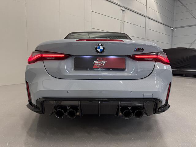 BMW M4 4-serie Cabrio xDrive Competition CARBON/KERAMISCH/TRACK-PACK/CURVED DASHBOARD/NEKVERWARMING/ADAPTIVE M-ONDERSTEL/H&K/HEAD-UP/360CAMERA/19"-20"BREEDSET/FACELIFT MODEL 2024/BROOKLYNGRAU/ONE OF A KIND/FABRIEKSGARANTIE T/M 08-20