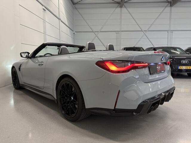 BMW M4 4-serie Cabrio xDrive Competition CARBON/KERAMISCH/TRACK-PACK/CURVED DASHBOARD/NEKVERWARMING/ADAPTIVE M-ONDERSTEL/H&K/HEAD-UP/360CAMERA/19"-20"BREEDSET/FACELIFT MODEL 2024/BROOKLYNGRAU/ONE OF A KIND/FABRIEKSGARANTIE T/M 08-20
