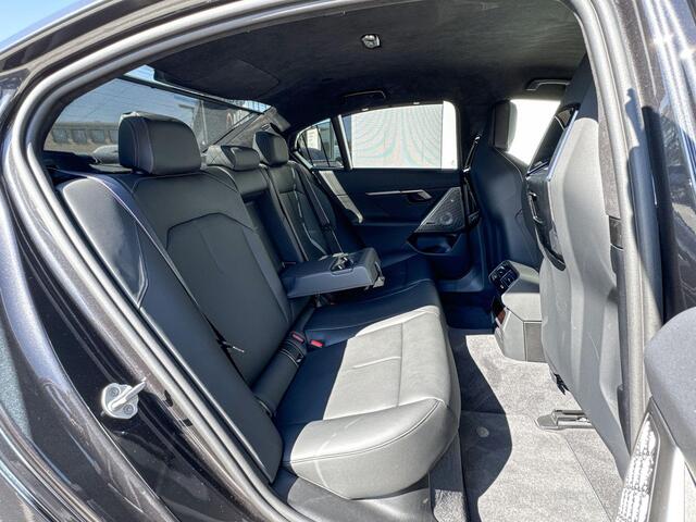 BMW M5 Sedan | Comfort Pack | Driving Assistant Professional | Carbon Pack inclusief Carbon Dak
