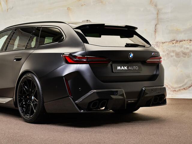 BMW M5 Touring V8 M Hybrid, Akrapovic, M Performance, M Drivers Package, Ultimate Package, ceramic, B&W, 21", pano, tr.haak, stl.ventilatie, memory, carbon