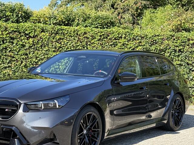 BMW M5 Touring | Panorama | Driving Ass. + | M Driver Pack | Trekhaak | Bowers & Wilkins | Iconic Glow | Carbon Interieurlijst