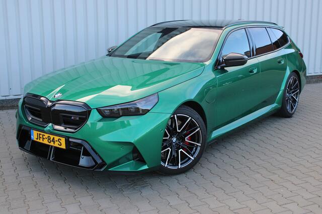 BMW M5 5-serie Touring | Direct leverbaar | Adaptieve cruise control | Uitklapbare trekhaak | 360° camera | Apple carplay/Android auto | 100% dealer onderhouden | Stoel verwarming + ventilatie |
