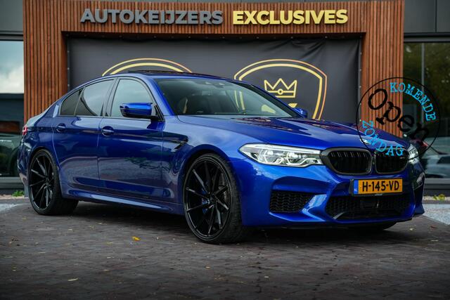 BMW M5 5-serie F90 Schuifdak Marina Blue 22'' Vossen Downpipe