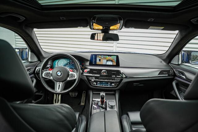 BMW M5 5-serie F90 Schuifdak Marina Blue 22'' Vossen Downpipe