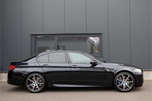 BMW M5 Competition Edition 1/200 600PK | Collectors Item | Full Option| B&O | Pano | Head Up | Softclose | Carbon | Camera | Lane & Side Assist | Stuurverwarming | Alcantara | Sportuitlaat | Dealer O.H. | Memory | Zonneschermen + Achteruit | Dab+ | 20"| Cruise C