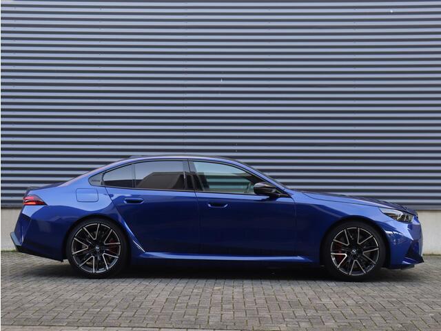 BMW M5 Sedan | High Executive | Driving Assistant Prof. | Carbon Exterieur Pakket | Trekhaak | M Drivers Pack | Parking Assistant Prof. | Bowers & Wilkins | Head-Up | 20/21'' LMV