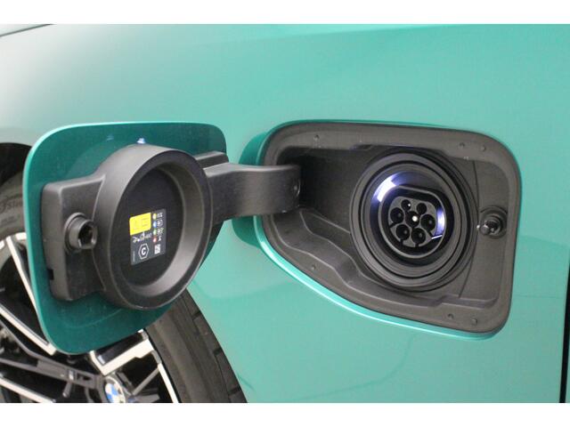 BMW M5 5-serie Touring | CoPilot | Trekhaak | Ventilatie | Bowers & Wilkins Surround Sound System | 727 pk | M Isle of Man Green metallic 7ME M-Drivers Package mogelijk