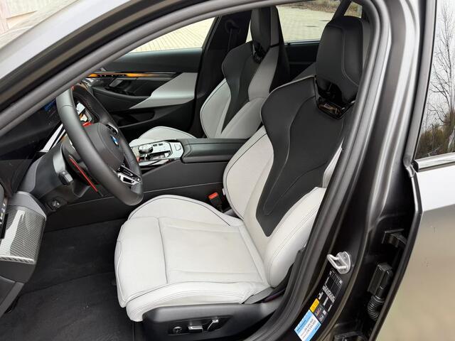 BMW M5 5-serie Touring ** FROZEN DEEP GREY, M-REMMEN, PANO, TREKH, MERINO LEDER, 20/21 INCH LMV ** 1e EIG - UNFALLFREI - Ex BMW AG ** ** INFORMEER OOK NAAR ONZE AANTREKKELIJKE FINANCIAL-LEASE TARIEVEN **