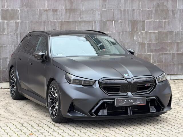 BMW M5 5-serie Touring ** FROZEN DEEP GREY, M-REMMEN, PANO, TREKH, MERINO LEDER, 20/21 INCH LMV ** 1e EIG - UNFALLFREI - Ex BMW AG ** ** INFORMEER OOK NAAR ONZE AANTREKKELIJKE FINANCIAL-LEASE TARIEVEN **