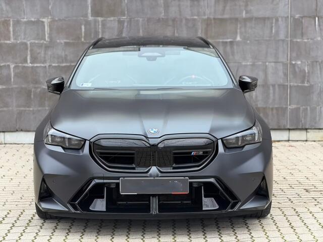 BMW M5 5-serie Touring ** FROZEN DEEP GREY, M-REMMEN, PANO, TREKH, MERINO LEDER, 20/21 INCH LMV ** 1e EIG - UNFALLFREI - Ex BMW AG ** ** INFORMEER OOK NAAR ONZE AANTREKKELIJKE FINANCIAL-LEASE TARIEVEN **