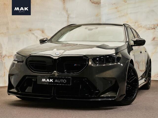 BMW M5 Touring V8 M Hybrid, Akrapovic, M Performance, Sonderlackierung, Ultimate Package, ceramic, pano, B&W, 21", stl.ventilatie, memory, carbon, leder, privacy