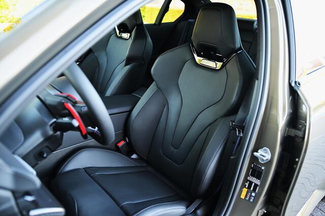 BMW M5 5 Serie Automaat / Trekhaak / Carbon-keramische remmen / Carbon Pack / M Drive Professional / Comfort Access / Parking Assistant Professional / Stoelventilatie