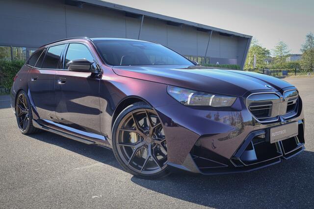 BMW M5 Touring M5 TOURING | AKRAPOVIC | VOSSEN VELGEN | FULL KLEUREN PPF | FULL CARBON EXTERIEUR M PERFORMANCE | 360 CAMERA | ACC | STOELVERWARMING & STOELVERKOELING | STUURVERWARMING |