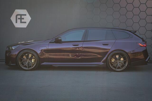 BMW M5 Touring M5 TOURING | AKRAPOVIC | VOSSEN VELGEN | FULL KLEUREN PPF | FULL CARBON EXTERIEUR M PERFORMANCE | 360 CAMERA | ACC | STOELVERWARMING & STOELVERKOELING | STUURVERWARMING |