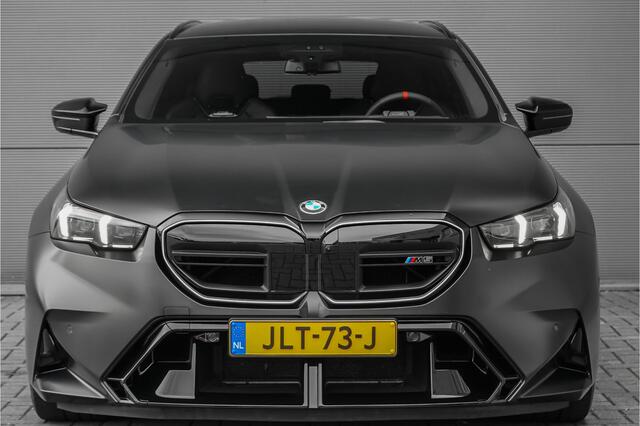 BMW M5 5-serie Touring CoPilot Iconic Glow B&W Frozen Black Trekhaak