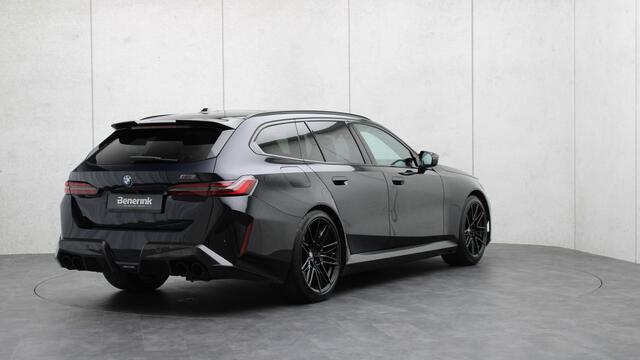 BMW M5 Touring | M Drivers Package | Akrapovic | Stoelventilatie | Bowers & Wilkins | Trekhaak | Panoramadak | Head-up | Carbon