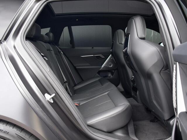 BMW M5 5-serie Touring l M drivers package l Stoelkoeling l Carbon | B&W Surround Audio | Trekhaak |