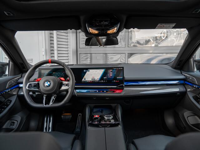 BMW M5 5-serie Touring | CARBON | AKRAPOVIC | EVENTURI