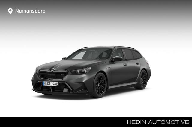 BMW M5 Touring | 20/21'' | Panorama. | M Driv. Pack | Alcan. hemel | Driv. + Park. Prof. | Stoelvent. | B&W | Trekhaak | Stoelvent. | Carbon spiegel. | B&W | Stoelverw. voor/achter