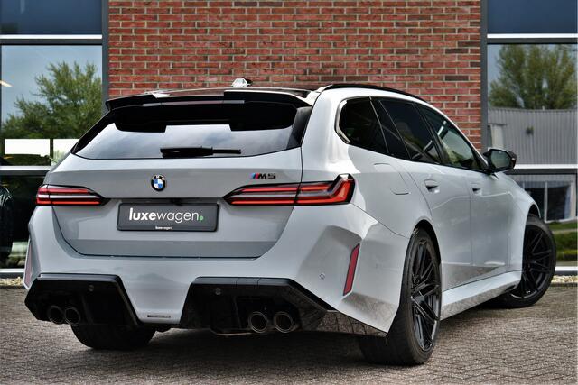 BMW M5 Touring Kreidegrau Ind. | Ultimate Pack | Keramisch | Pano | Trekh | B&W | DA+