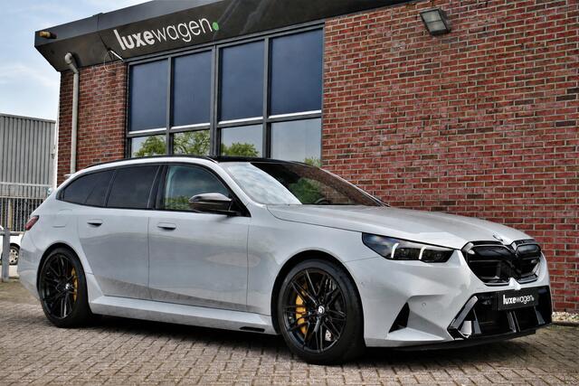 BMW M5 Touring Kreidegrau Ind. | Ultimate Pack | Keramisch | Pano | Trekh | B&W | DA+
