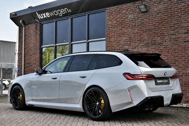 BMW M5 Touring Kreidegrau Ind. | Ultimate Pack | Keramisch | Pano | Trekh | B&W | DA+
