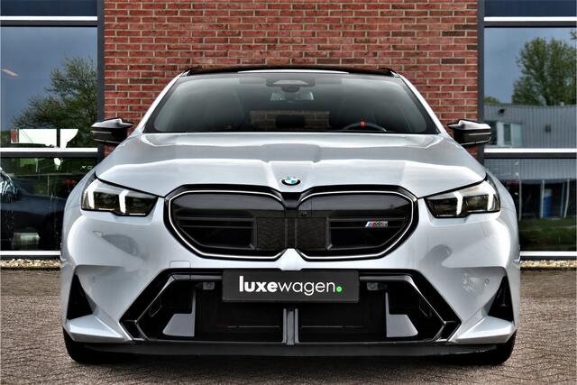 BMW M5 Touring Kreidegrau Ind. | Ultimate Pack | Keramisch | Pano | Trekh | B&W | DA+