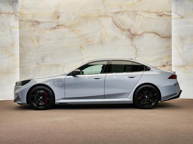 BMW M5 Limousine V8 M Hybrid, carbon extr., B&W, 21'', tr.haak, stl.ventilatie, memory, keyless, leder, privacy