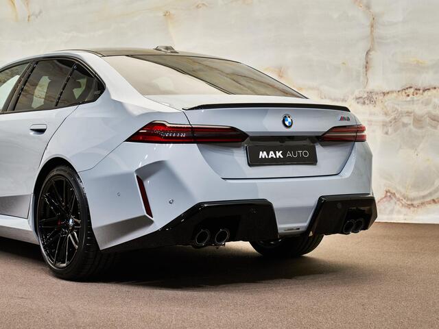 BMW M5 Limousine V8 M Hybrid, carbon extr., B&W, 21'', tr.haak, stl.ventilatie, memory, keyless, leder, privacy