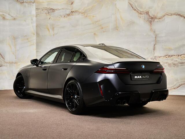 BMW M5 Limousine V8 M Hybrid, Akrapovic, Frozen, Ultimate Package, carbon extr., B&W, ceramic, 21'', stl.ventilatie, tr.haak, leder, privacy