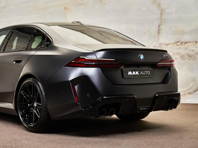 BMW M5 Limousine V8 M Hybrid, Akrapovic, Frozen, Ultimate Package, carbon extr., B&W, ceramic, 21'', stl.ventilatie, tr.haak, leder, privacy