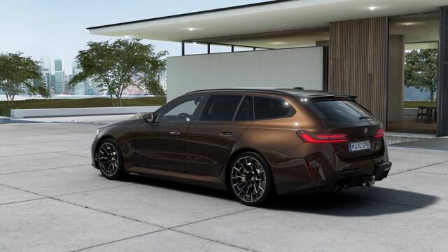BMW M5 Touring Automaat / M Drive Professional / Trekhaak / Panoramadak / Carbon-keramische remmen / Parking Assistant Professional / Comfort Access / Bowers & Wilkins