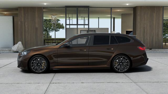 BMW M5 Touring Automaat / M Drive Professional / Trekhaak / Panoramadak / Carbon-keramische remmen / Parking Assistant Professional / Comfort Access / Bowers & Wilkins