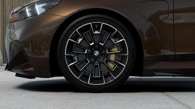 BMW M5 Touring Automaat / M Drive Professional / Trekhaak / Panoramadak / Carbon-keramische remmen / Parking Assistant Professional / Comfort Access / Bowers & Wilkins
