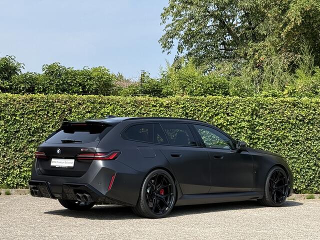 BMW M5 5-serie Touring | Individual Frozen Deep Grey | Akrapovic | Vossen | Panorama | Bowers & Wilkins | Driv. Ass. Prof.