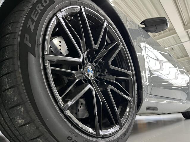 BMW M5 Touring M5 | 2026 | M Driver's Pack | Trekhaak | Alcantara Hemel | Panorama | Driving Assistant Professional |