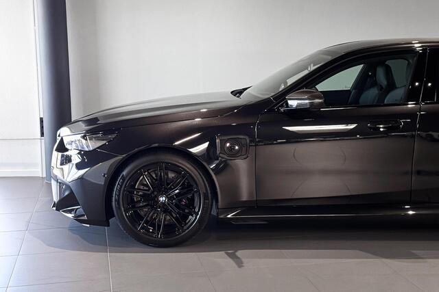 BMW M5 Sedan | Bowers & Wilkins | Carbon Pack | Iconic Glow | Comfort Access | Trekhaak |