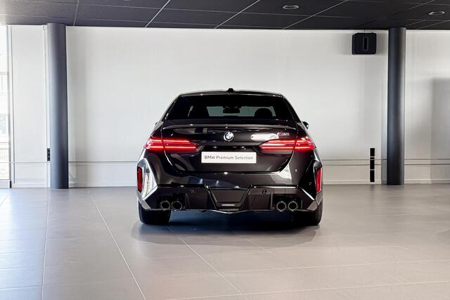 BMW M5 Sedan | Bowers & Wilkins | Carbon Pack | Iconic Glow | Comfort Access | Trekhaak |