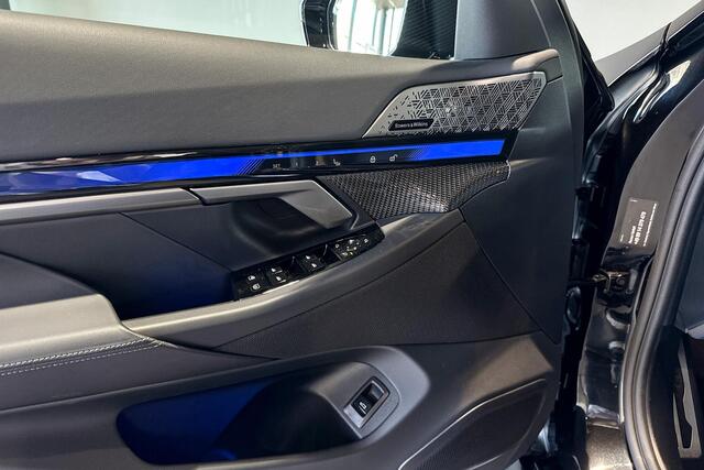 BMW M5 Sedan | Bowers & Wilkins | Carbon Pack | Iconic Glow | Comfort Access | Trekhaak |