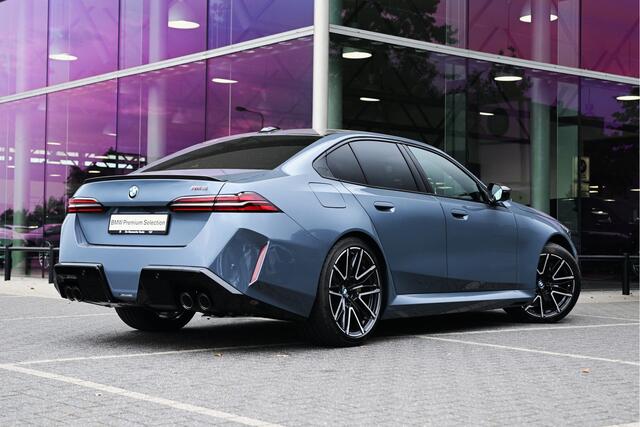 BMW M5 5 Serie Automaat / M Drive Professional / Trekhaak / Bowers & Wilkins / M Multifunctionele Stoelen / Parking Assistant Professional / M Carbon-keramische remmen