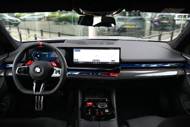 BMW M5 5 Serie Automaat / M Drive Professional / Trekhaak / Bowers & Wilkins / M Multifunctionele Stoelen / Parking Assistant Professional / M Carbon-keramische remmen