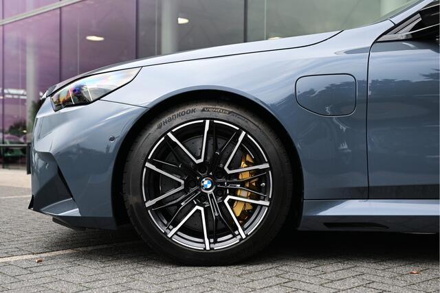 BMW M5 5 Serie Automaat / M Drive Professional / Trekhaak / Bowers & Wilkins / M Multifunctionele Stoelen / Parking Assistant Professional / M Carbon-keramische remmen
