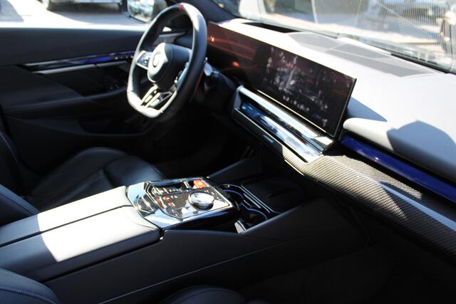 BMW M5 Touring Automaat / Panoramadak / M Drive Professional / M Carbon-keramische remmen / Comfort Access / Comfort Access / Bowers & Wilkins / Parking Assistant Professional