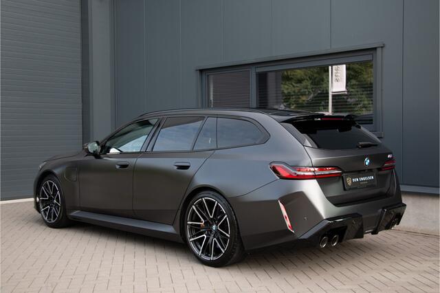 BMW M5 Touring 727PK | Keramische | NL Auto | BTW | M Drivers Package | ACC | Bowers & Wilkins | Lane & Side Assist | 360 Camera | Carbon | Led | E.TH 2000kg | Panoramadak | Fabrieksgarantie 2028 | BMW Individual Frozen Deep Grey Metallic | Driving Assistant Professional | Memory | Led | Ventilatie + Stuurverwarming | Stoelverwarming 4X | Iconic Gl