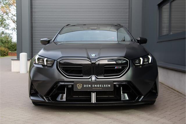 BMW M5 Touring 727PK | Keramische | NL Auto | BTW | M Drivers Package | ACC | Bowers & Wilkins | Lane & Side Assist | 360 Camera | Carbon | Led | E.TH 2000kg | Panoramadak | Fabrieksgarantie 2028 | BMW Individual Frozen Deep Grey Metallic | Driving Assistant Professional | Memory | Led | Ventilatie + Stuurverwarming | Stoelverwarming 4X | Iconic Gl