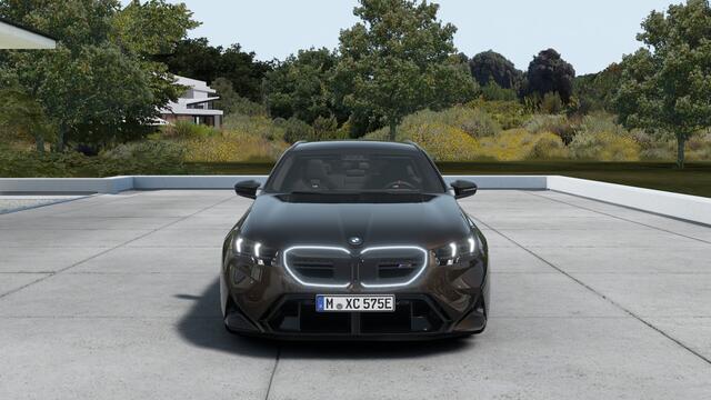 BMW M5 Touring Automaat / M Drive Professional / Panoramadak / Trekhaak / Bowers & Wilkins / Parking Assistant Professional / M Multifunctionele Stoelen / M Carbon-keramische remmen