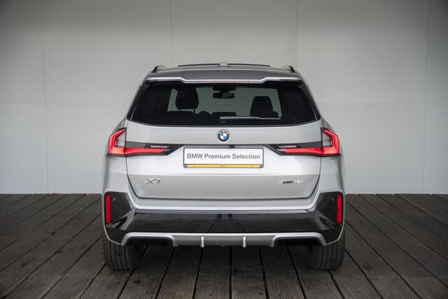 BMW X1 18i sDrive Aut. / Achteruitrijcamera / Comfort Acces/ Harman Kardon / Elektrische trekhaak